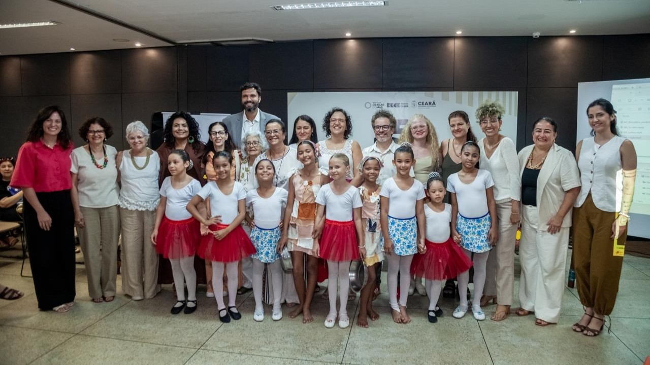 grupo de pessoas posa para a foto